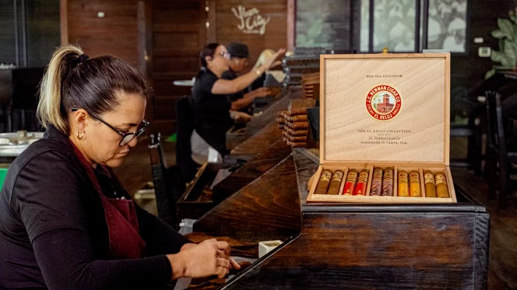 Rolling at the El Reloj cigar factory